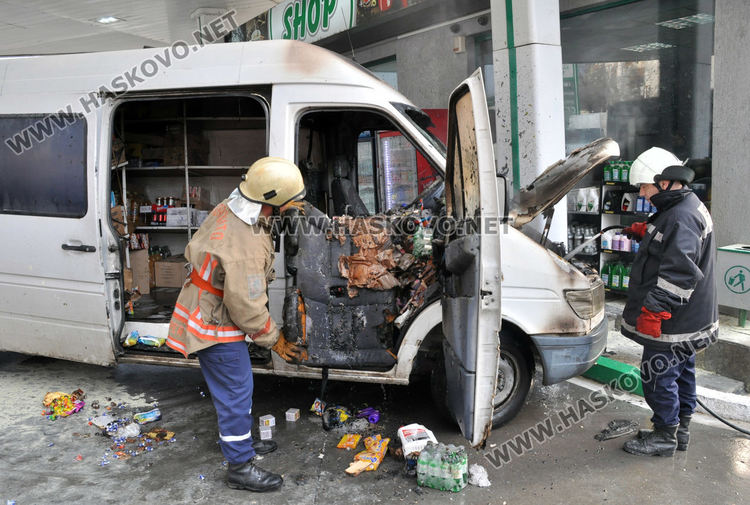 Микробус пламна на хасковска бензиностанция