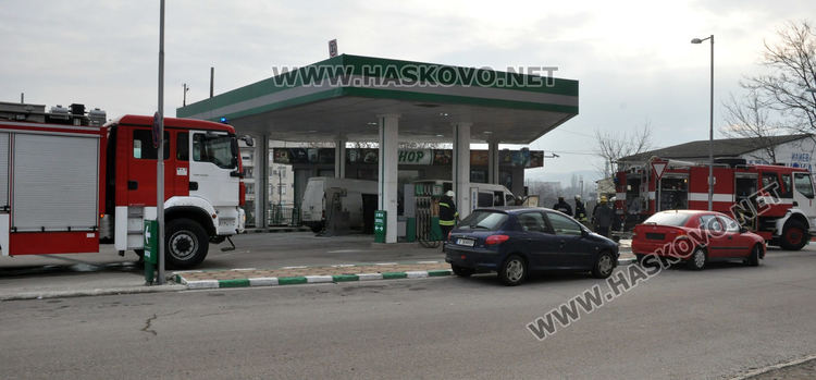 Микробус пламна на хасковска бензиностанция