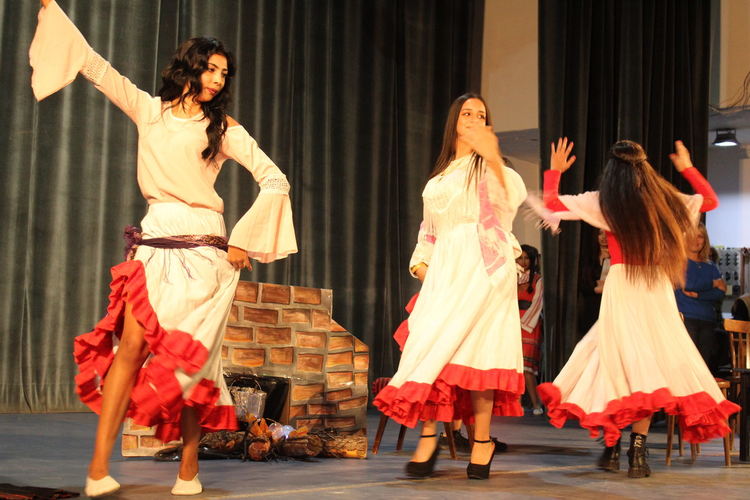 ПГЛП „Райна Княгиня“ представи клубове и извънкласни занимания в концерт-спектакъл