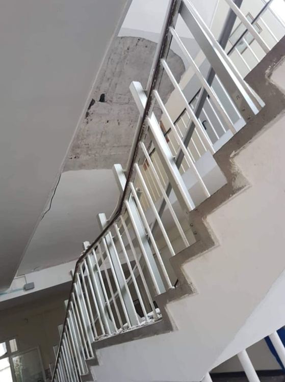 Вътрешните стълби на "Отец Паисий" се пропукаха,падна мазилка, евакуираха децата/снимки/