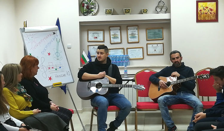Музикален уъркшоп в Гимназията по туризъм с "Hangar 42"