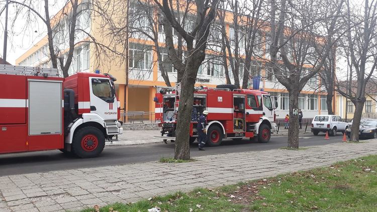 Вътрешните стълби на "Отец Паисий" се пропукаха,падна мазилка, евакуираха децата/снимки/