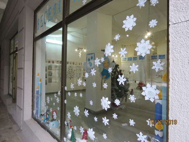 Коледа през детските очи показват в изложбена зала "Асен Крайшников"