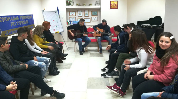 Музикален уъркшоп в Гимназията по туризъм с "Hangar 42"