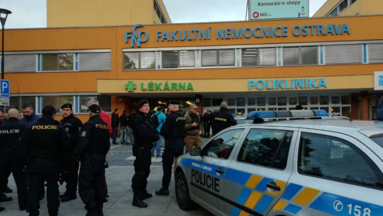 Най-малко 6 души са убити при стрелба в болница в Чехия