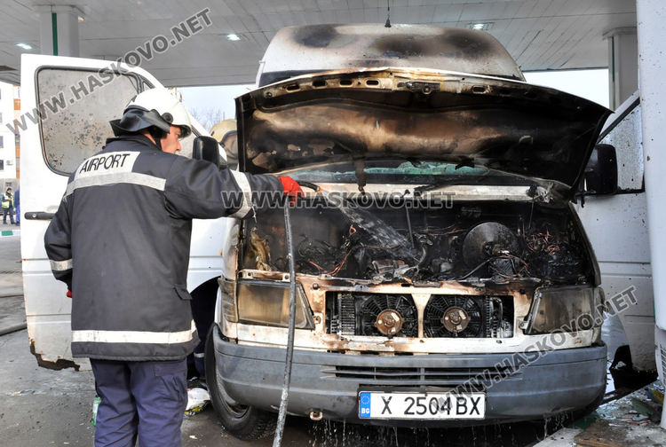 Микробус пламна на хасковска бензиностанция