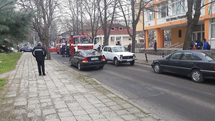Вътрешните стълби на "Отец Паисий" се пропукаха,падна мазилка, евакуираха децата/снимки/