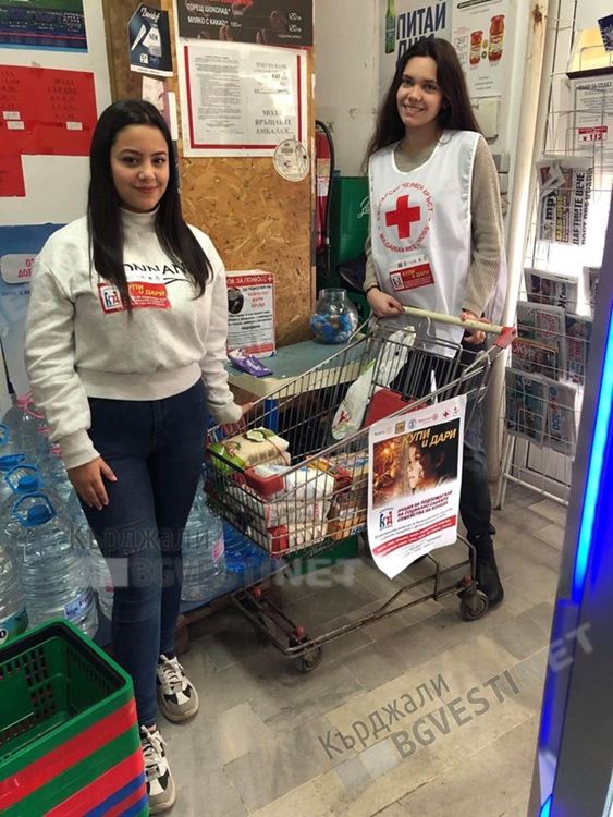 Младите ротарианци от Кърджали с подаръци за възрастните хора, събраха продукти за 2647 лв.