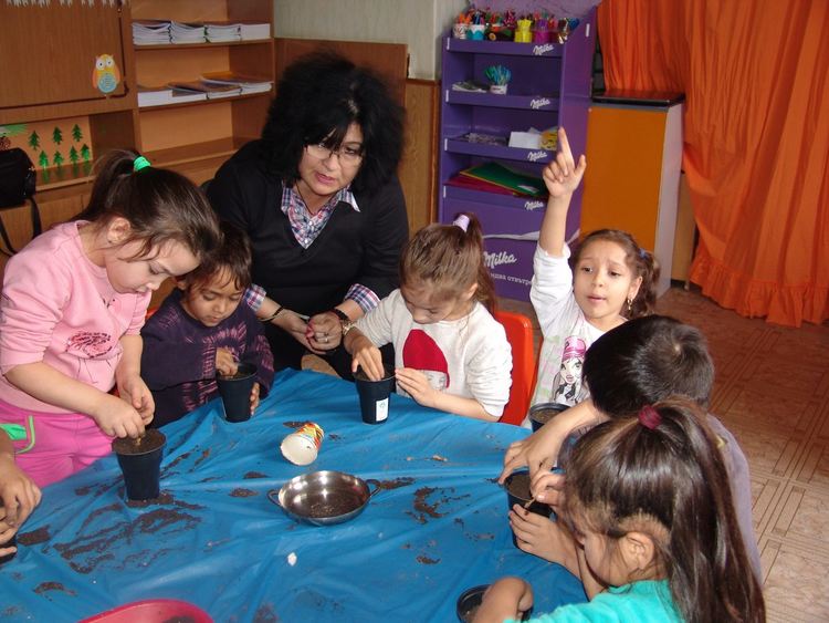 Деца посадиха семена на дръвчета по повод Международния ден на планините