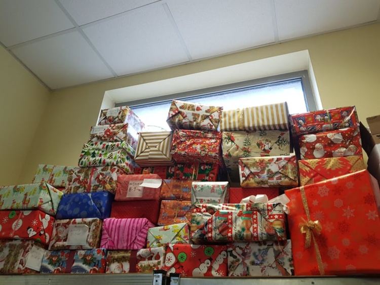 Над 200 кутии за обувки, събрали в себе си Коледа, ще отпътуват в събота към София.