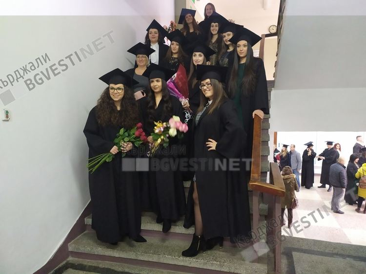 Повишен е интересът към педагогическите специалности във Филиала на ПУ, 7 се дипломират с отличие