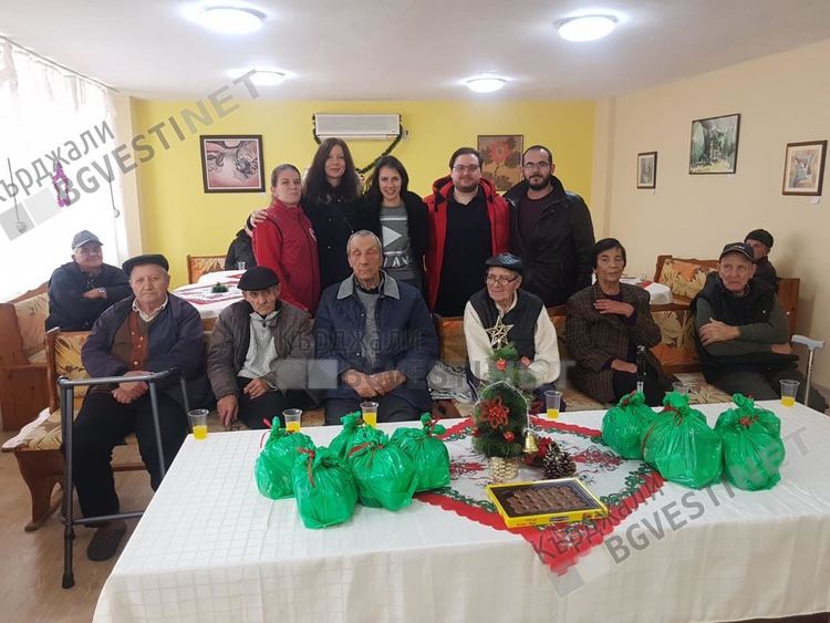 Младите ротарианци от Кърджали с подаръци за възрастните хора, събраха продукти за 2647 лв.
