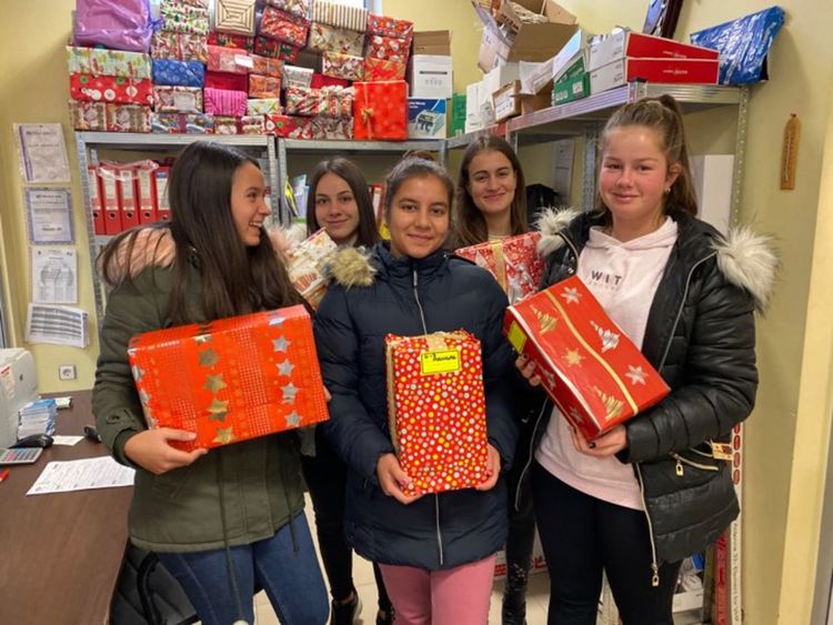 Над 200 кутии за обувки, събрали в себе си Коледа, ще отпътуват в събота към София.