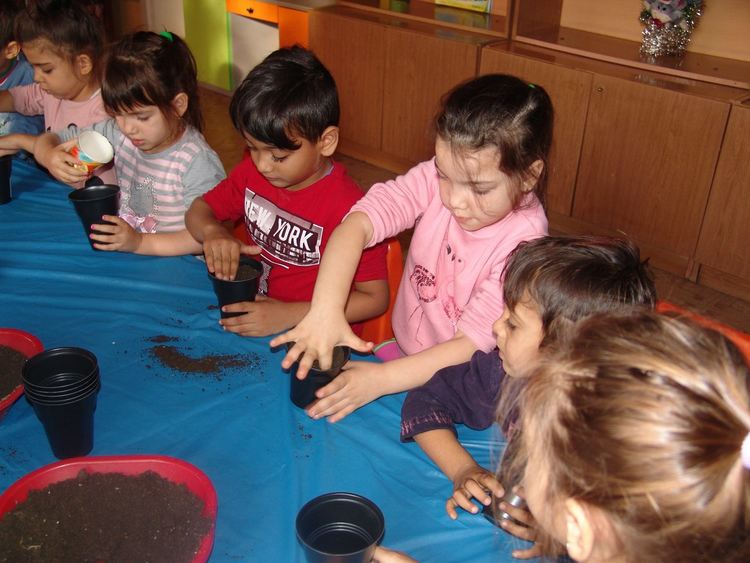 Деца посадиха семена на дръвчета по повод Международния ден на планините