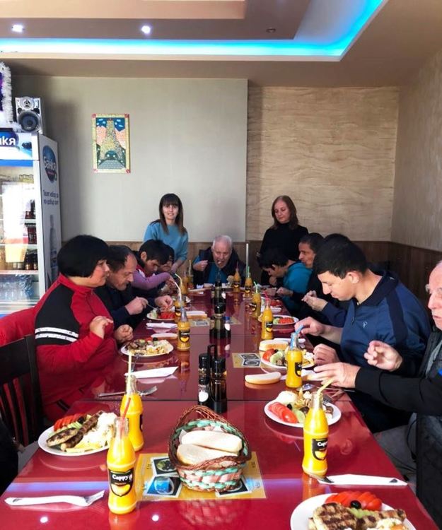 Празничен обяд за хората от Центъра за настаняване от семеен тип в Ардино