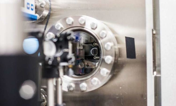 В изненадващо ново проучване от Калифорнийския университет в Бъркли, изследователите показват, че топлинната енергия може да пътува през пълен вакуум благодарение на невидимите квантови колебания. Кредит: Violet Carter, UC Berkeley