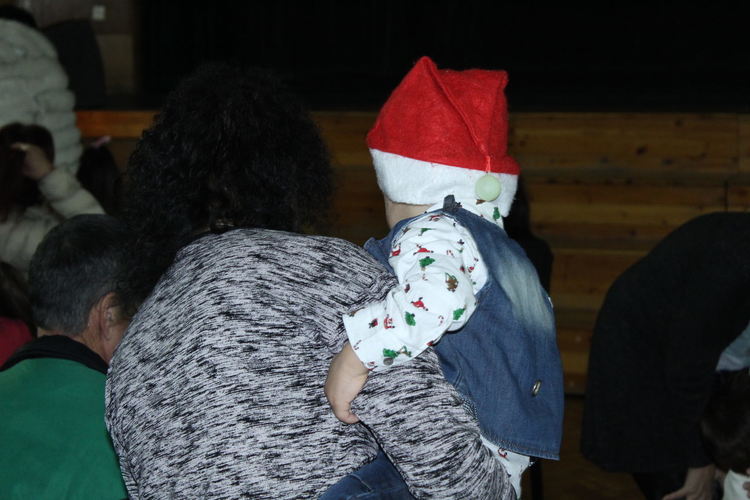 Общински служители зарадваха с подаръци деца от приемни семейства в Хасково