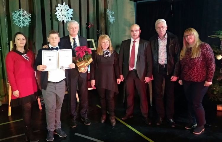 Млад талант с награда от конкурс на полицията, продават рисунките благотворително за деца на загинали полицаи 