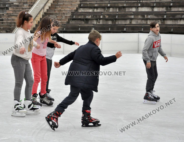 Ледената пързалка се напълни с кънкьори още в първия работен ден
