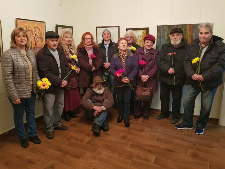 14 първомайски художници се представиха в обща изложба