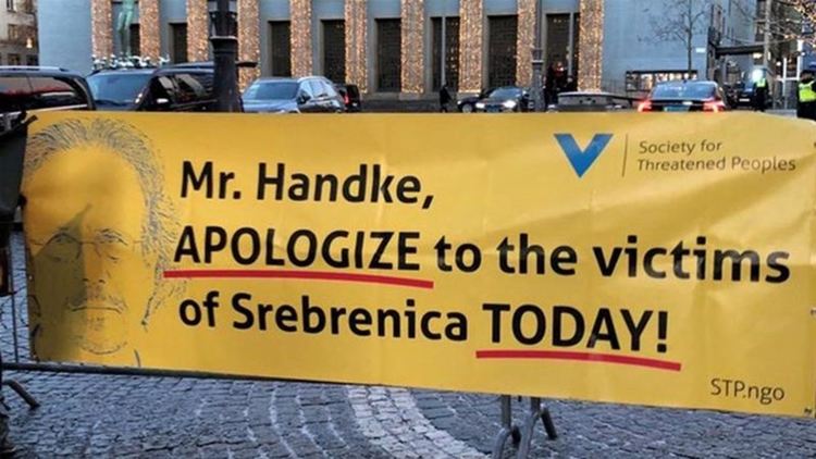 Шведска лекарка връща Нобеловата си награда заради Хандке