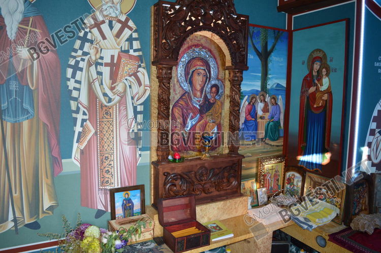 В малкия храм, построен за 4 години, звучат църковни песнопения, палят се свещи и се четат молитви всеки ден