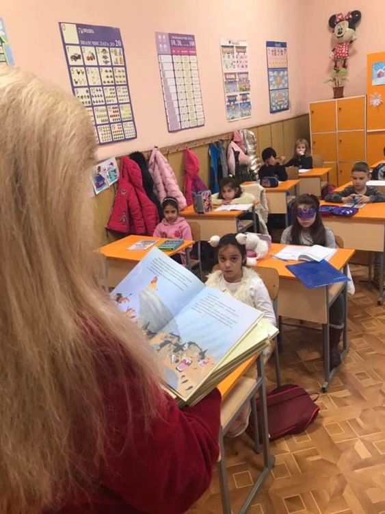 Майка на първолак подари книжки на класа