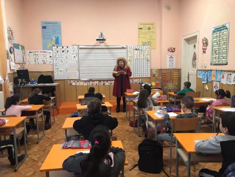 Майка на първолак подари книжки на класа