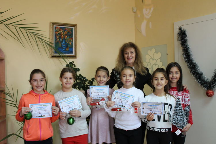 Сръчни Славейковци с награди за изработване на сурвачка, коледен сувенир и картичка
