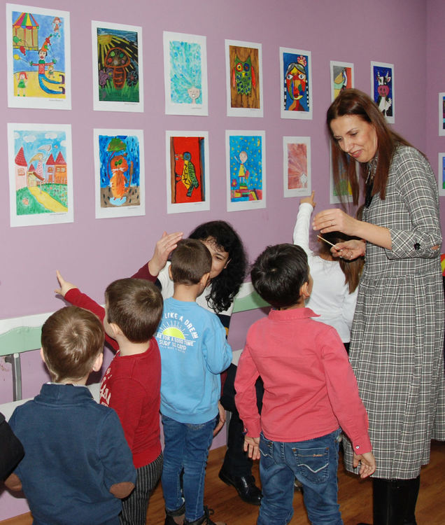 Пъстроцветна първа изложба подредиха малките художници от „Въображение“