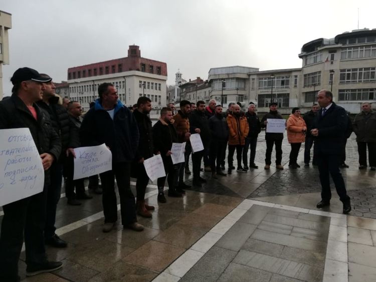 Протест пред Община Асеновград заради неработещата ПСОВ