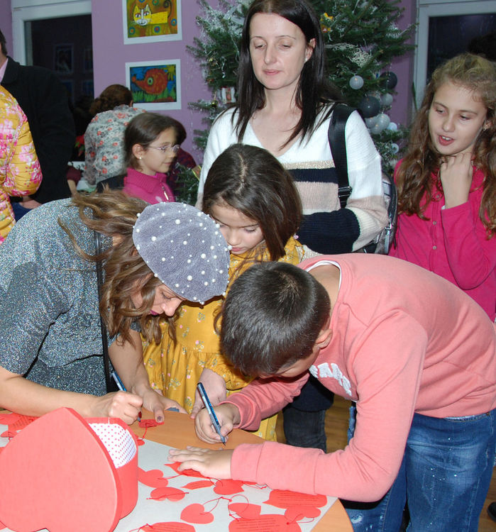 Пъстроцветна първа изложба подредиха малките художници от „Въображение“