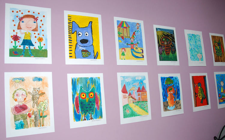 Пъстроцветна първа изложба подредиха малките художници от „Въображение“