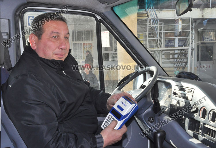 Хасковски автобуси в Европа с трибагреника и надпис “Протест“