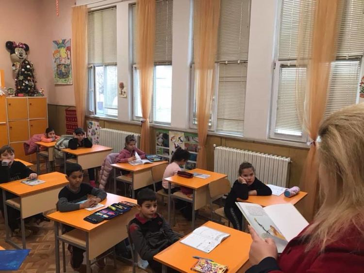 Майка на първолак подари книжки на класа