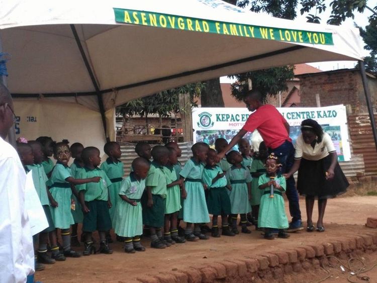 По-усмихната Коледа за сираци в Уганда заради асеновградчани с големи сърца (Снимки и видео)