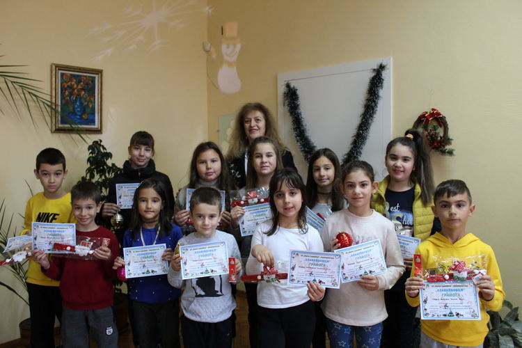 Сръчни Славейковци с награди за изработване на сурвачка, коледен сувенир и картичка