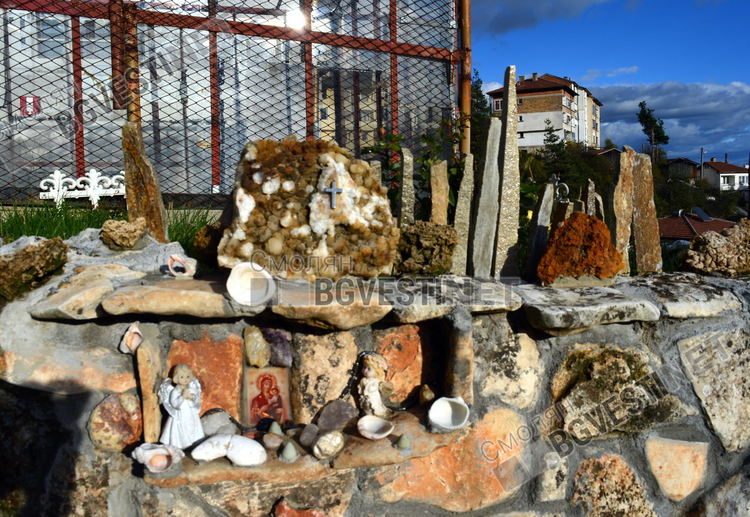 Чешмата оградена от иконки и ангелски фигурки е част от градината на семейството