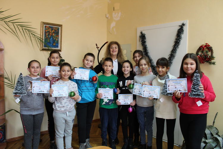 Сръчни Славейковци с награди за изработване на сурвачка, коледен сувенир и картичка