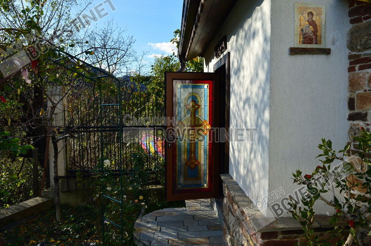  След пророчески сънища с Божията майка и три пъти среща със смъртта, Наташа от Смолян построи параклис в двора си