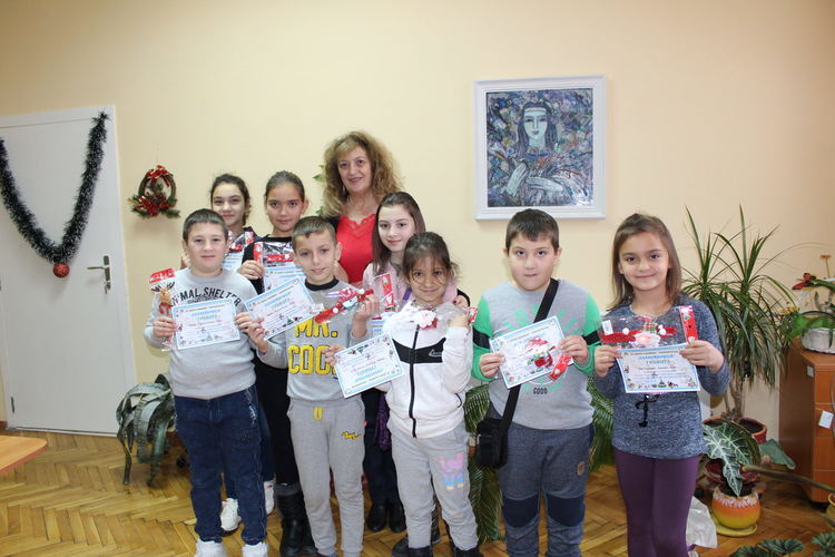 Сръчни Славейковци с награди за изработване на сурвачка, коледен сувенир и картичка