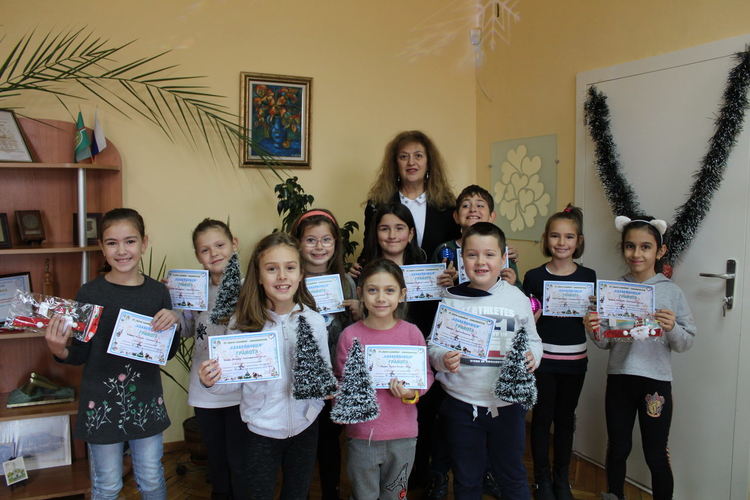 Сръчни Славейковци с награди за изработване на сурвачка, коледен сувенир и картичка