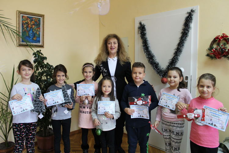 Сръчни Славейковци с награди за изработване на сурвачка, коледен сувенир и картичка