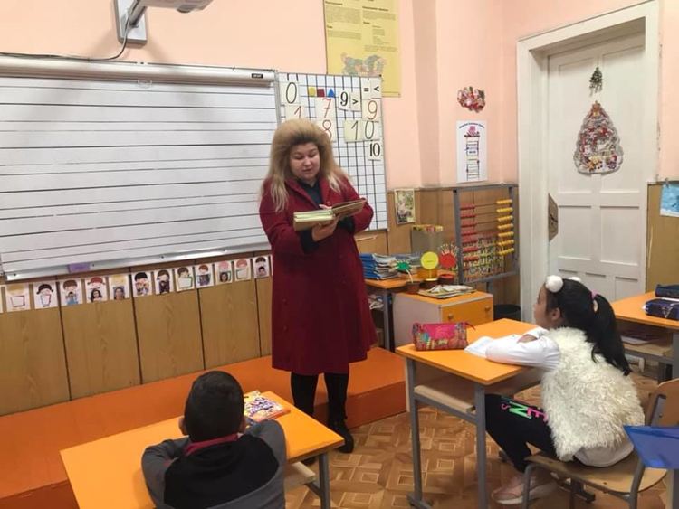 Майка на първолак подари книжки на класа