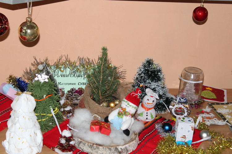 Сръчни Славейковци с награди за изработване на сурвачка, коледен сувенир и картичка