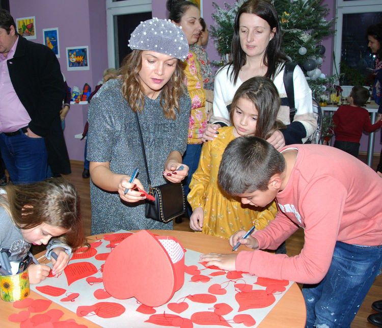 Пъстроцветна първа изложба подредиха малките художници от „Въображение“