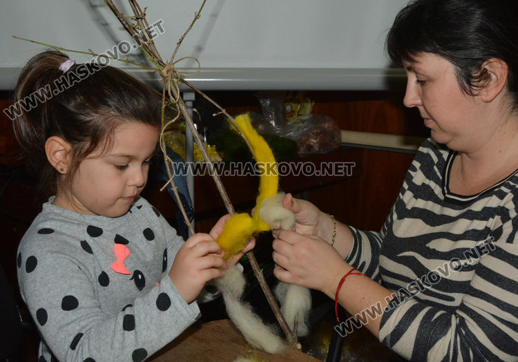 Деца и родители правеха сурвачки в музея