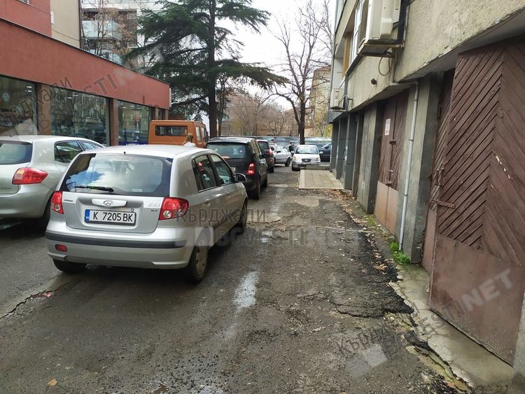 „Каруцар” затапи паркинга до аптека „Марешки”, колона автомобили го чакаха да напазарува