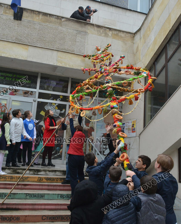 Издигнаха 8-метрова сурвачка пред Младежкия център