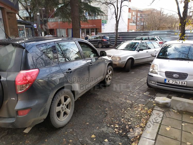 „Каруцар” затапи паркинга до аптека „Марешки”, колона автомобили го чакаха да напазарува